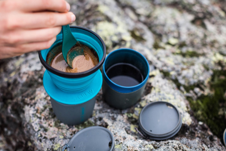 Mexendo suavemente o café enquanto ele passa pelo coador X-Brew