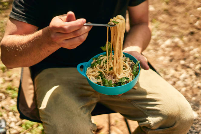 Receita de camping macarrão com bacon e cogumelos