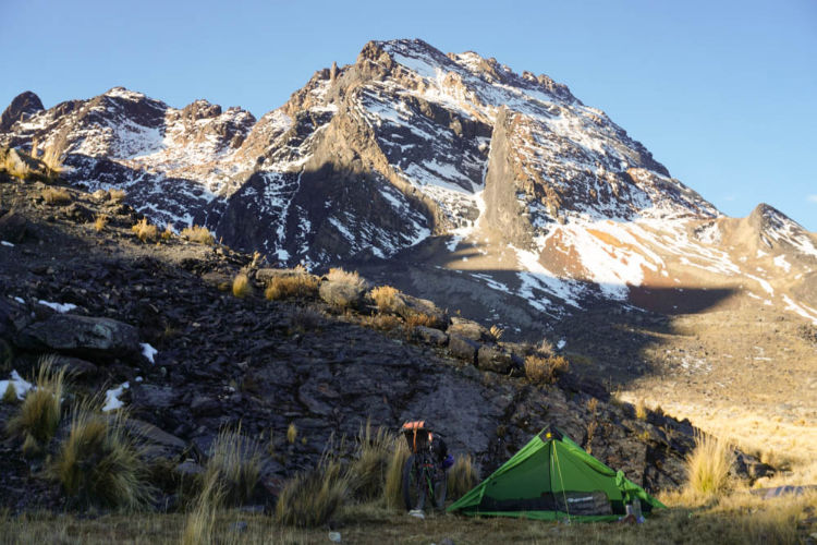 Acampamento nos Andes durante uma viagem de bike