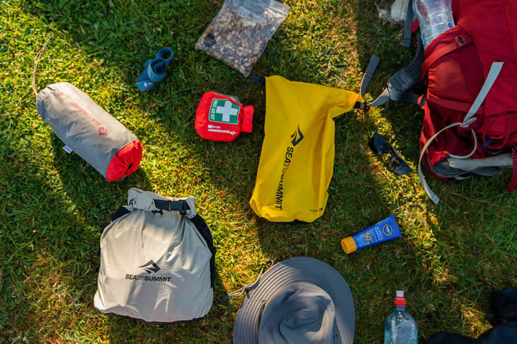 Deixe os potes em casa e use sacos estanques para levar comida no trekking