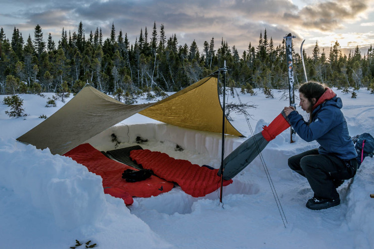 Preparando o local para acampar no frio