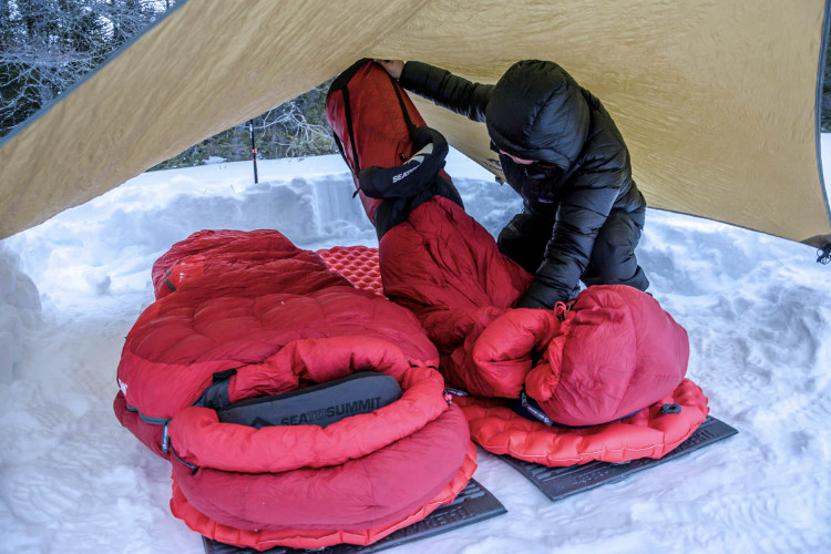 Acampar no frio com neve