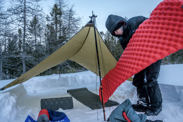 Sistema de dormir para acampar no frio