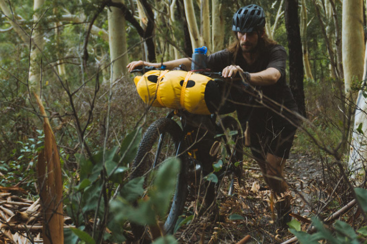 Fitas de carga em uso durante uma viagem de bike