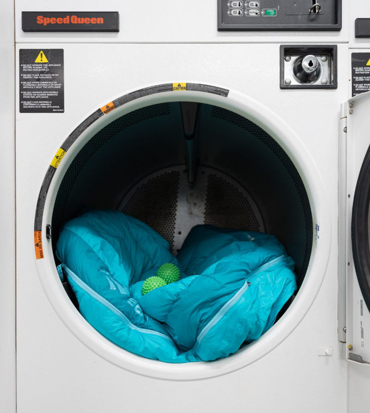 Saco de dormir de pluma na máquina de secar