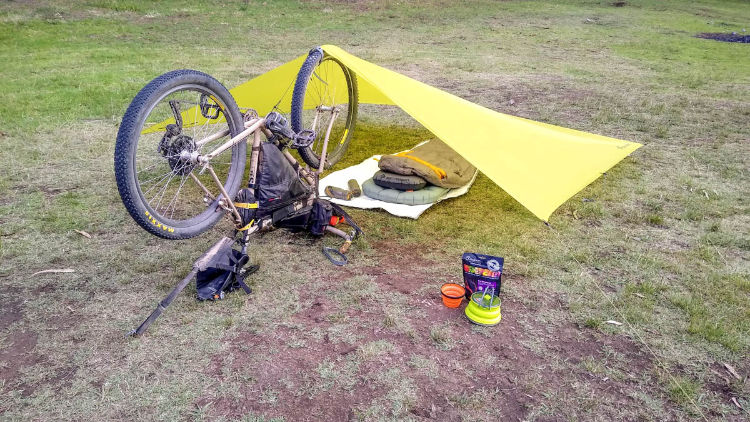 Tarp da Sea to Summit em um abrigo durante uma viagem de bikepacking