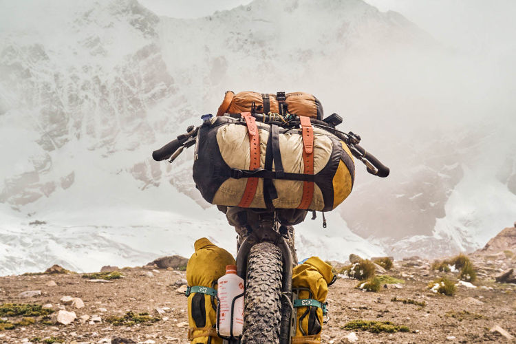 Saco estanque da Sea to Summit usado como bolsa de guidão