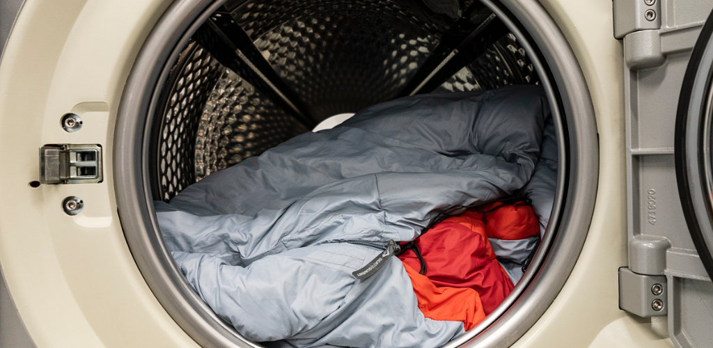 Como lavar um saco de dormir sintético