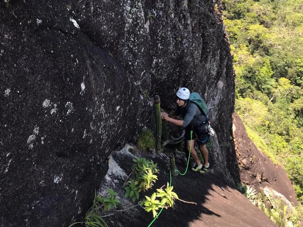 Mochila Deuter Guide Lite 24L em uma escalada