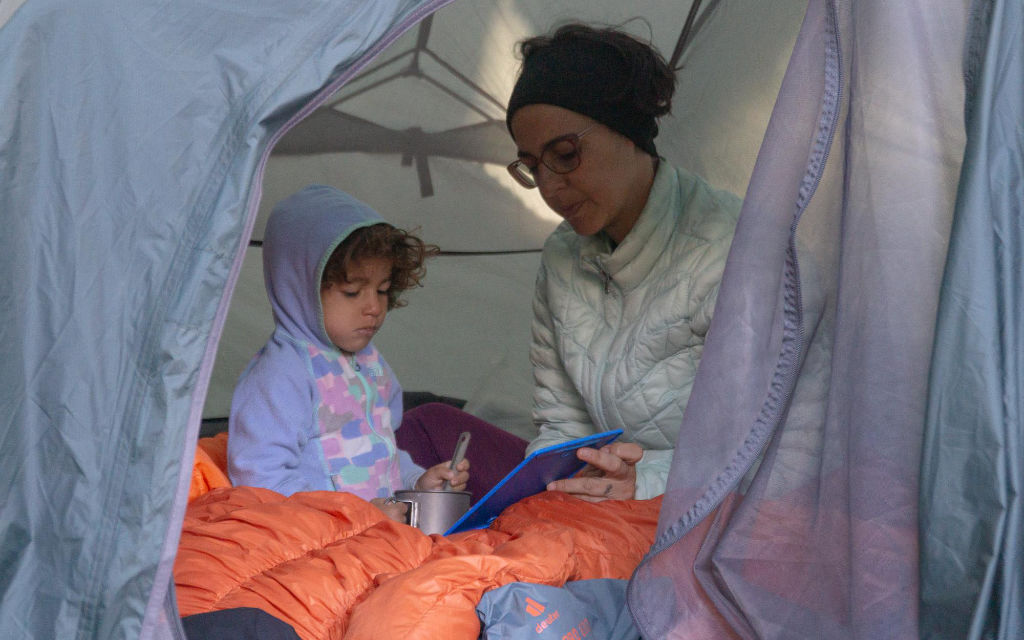 Maya e Bia brincando na barraca durante os acampamentos ao longo da trilha