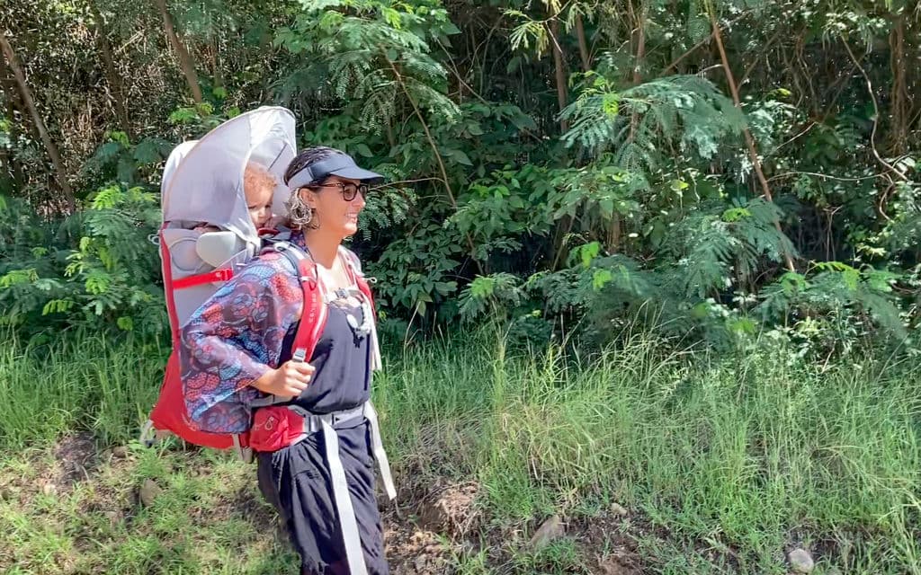 Bia com a mochila kid carrier da Osprey