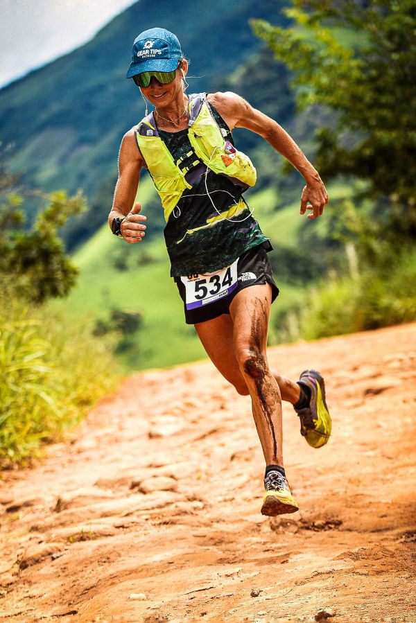 Rosalia Camargo con las zapatillas para trail running de The North Face