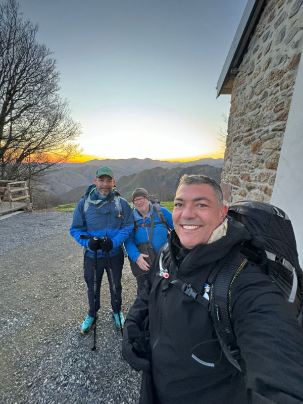 Ben, Patrick e eu, saindo cedo em direção a Roncesvalles