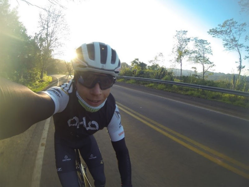 Manguito y bandana, prendas comodín en la vestimenta de ciclismo para el frío