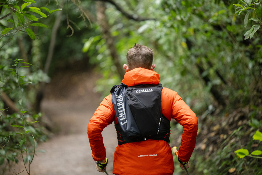 Atleta Scotty Hawker com o colete CamelBak Apex Pro Run Vest