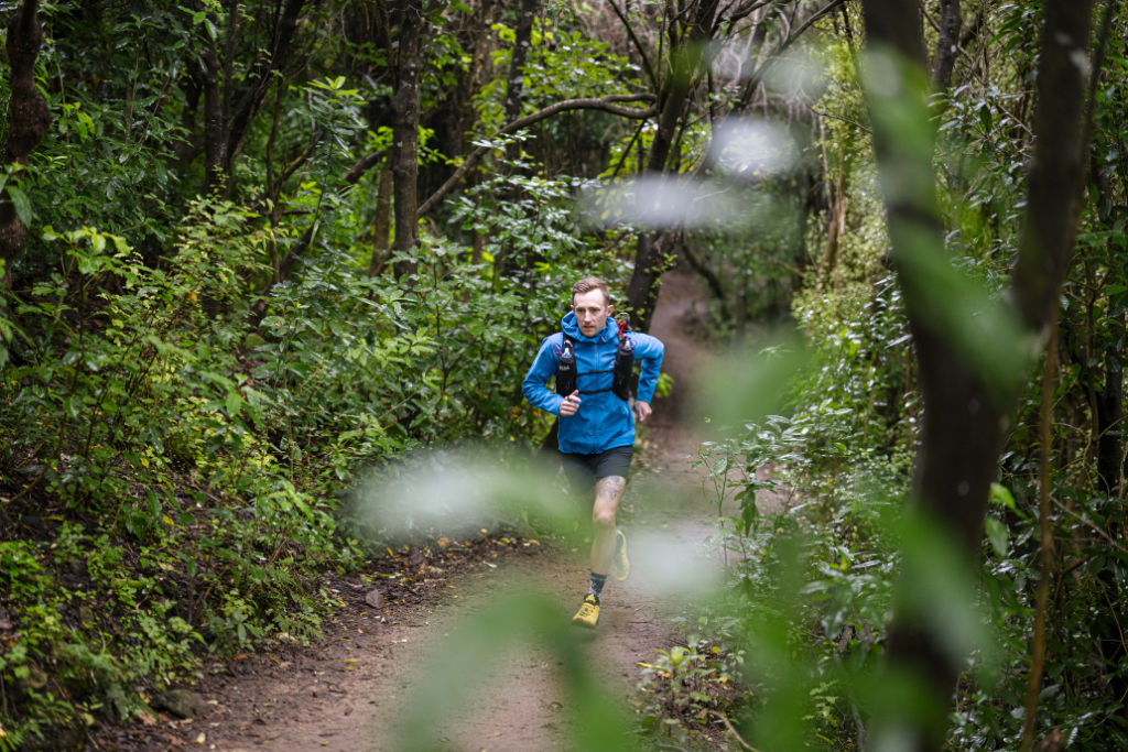 Atleta Scotty Hawker com o colete CamelBak Apex Pro Run Vest