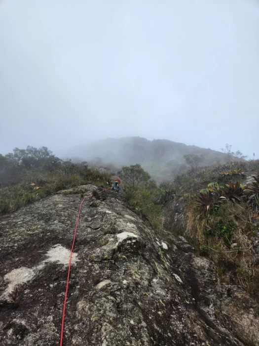 Clima perfeito para escalar uma via longa como a Maria Nebulosa