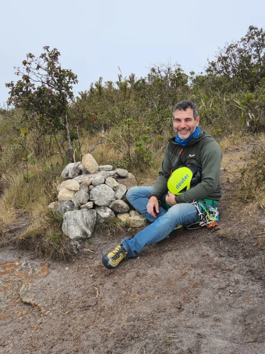 Kiko Araujo tras completar la ascensión de la ruta Maria Nebulosa