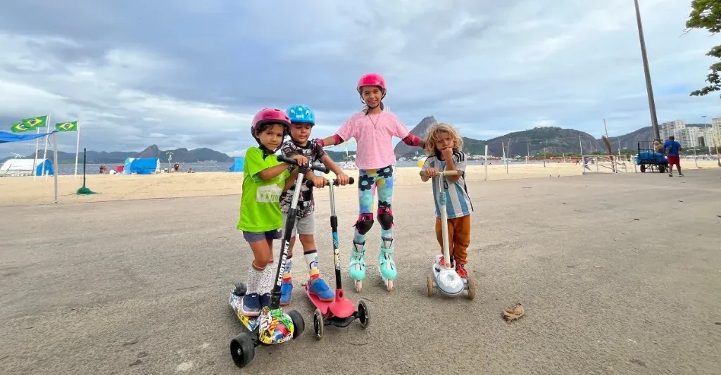 Crianças interagindo e brincando juntas ao ar livre