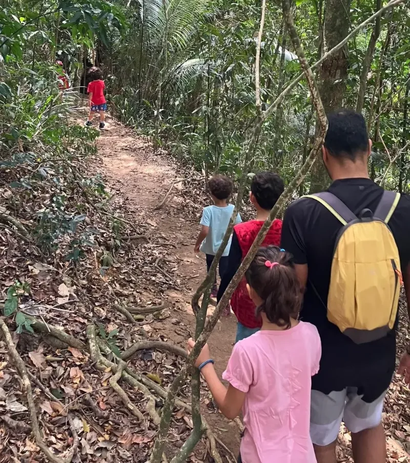 Crianças em atividades na natureza - trilha com os pais