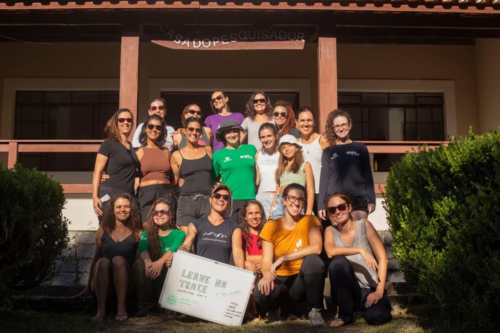 Maria Clara com grupo de mulheres que participou de um curso de Leave No Trace exclusivo para elas