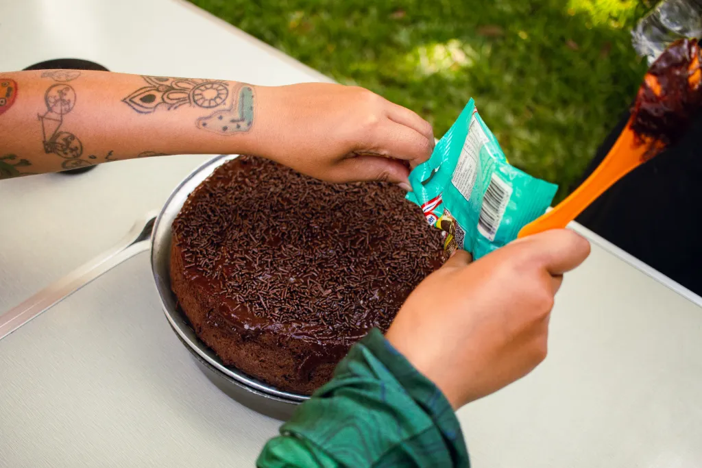 Bolo de chocolate - curso de cozinha para camping