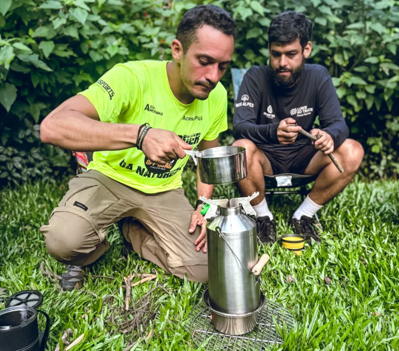 Kelson usando a Kelly Kettle