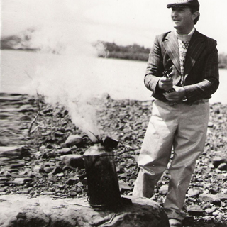 Padraic Kelly fervendo água em 1975