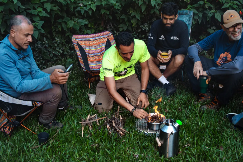 Kelly Kettle Base Camp em uso durante o Curso Cozinha Outdoor. Foto: Taísa Maar