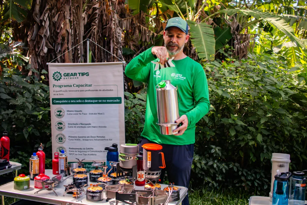 Pedro apresentando a Kelly Kettle no Curso Cozinha Outdoor. Foto: Taísa Maar