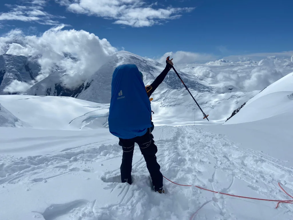 Fernanda May com a Aircontact PRO na escalada do Denali