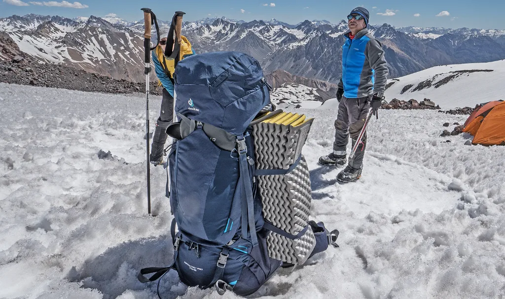 Mochila Deuter Aircontact PRO con el guía de montaña Freddy Duclec
