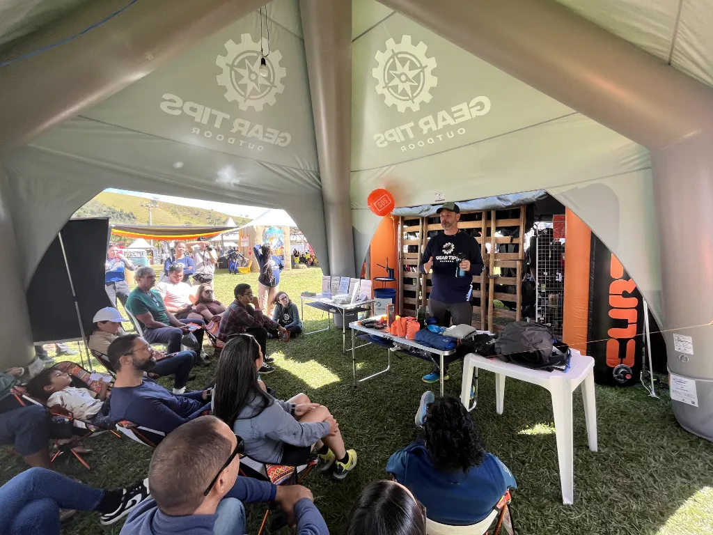 Palestra sobre equipamenros de segurança no stand do Gear Tips - 2025