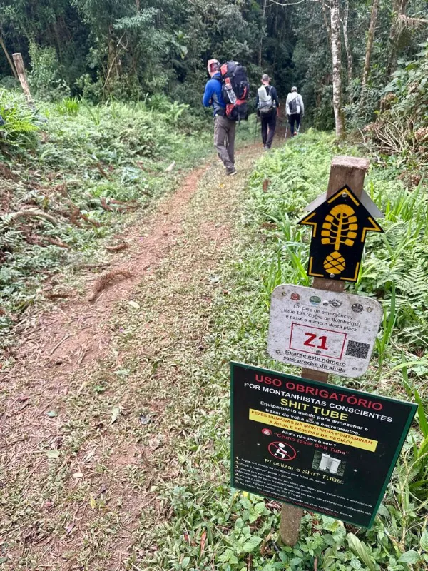 Placas de sinalização da Transmantiqueira