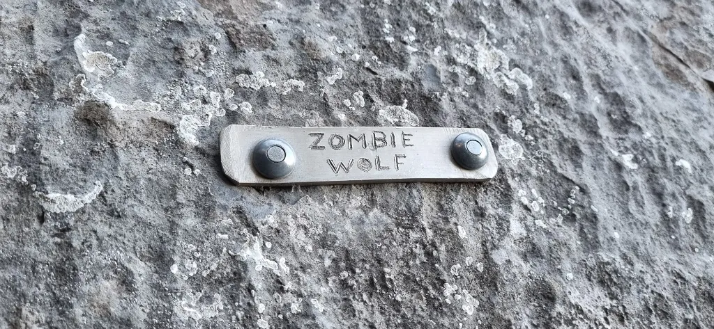 Vias identificadas com uma placa na base - Zombie Wolf