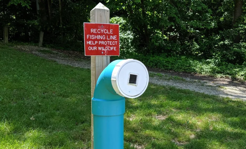 Coletor para descarte de linhas de pesca