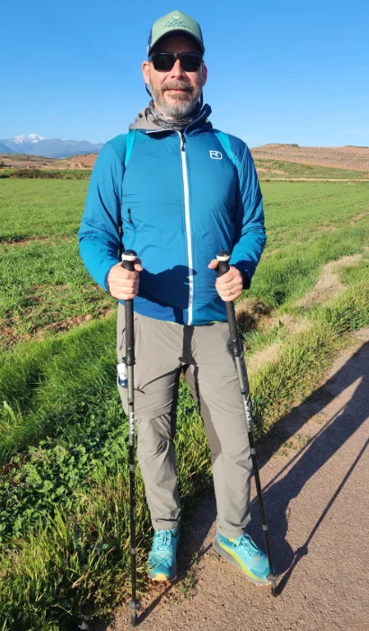Pedro com a calça Quechua MH500 Modulável no Caminho de Santiago