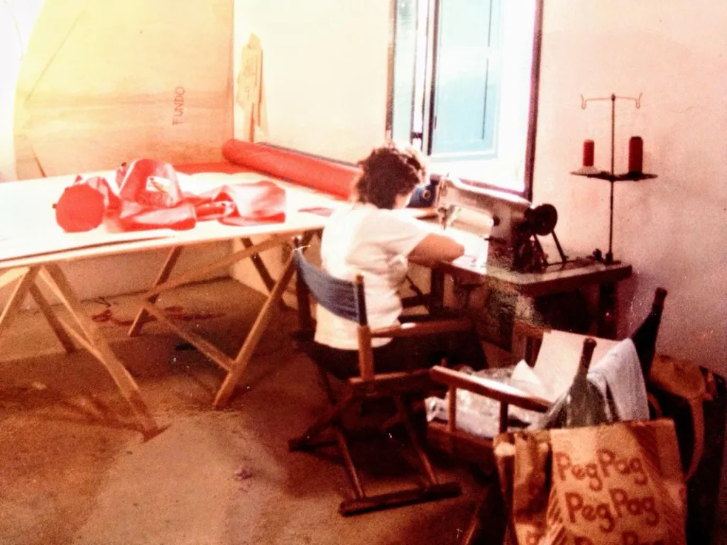 Marli, a primeira costureira, na garagem da casa de Fernando