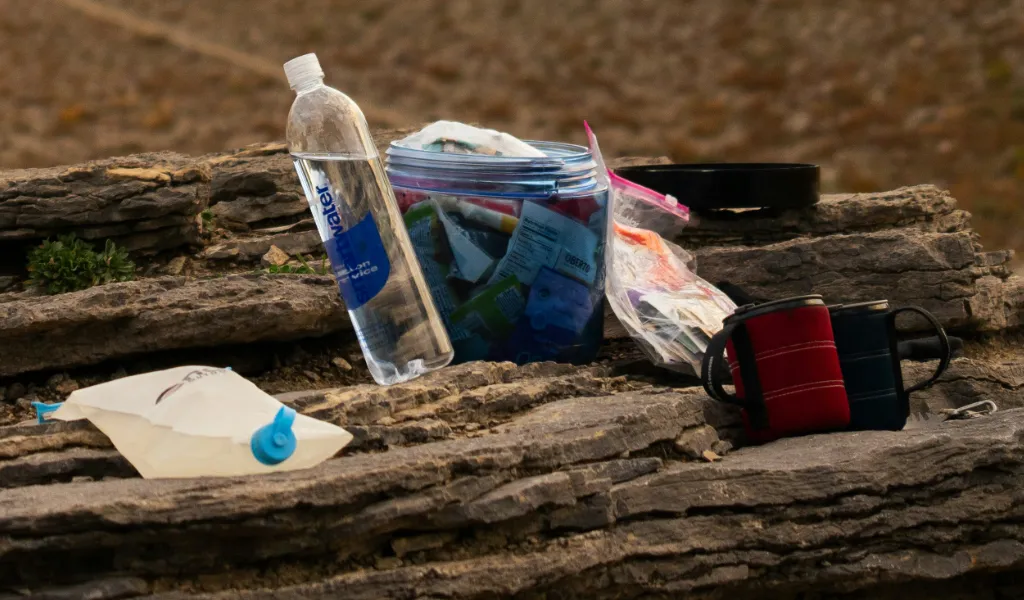 Garrafa PET de 1 Litro Smartwater e um container da CNOC Outdoors - Vector 42mm