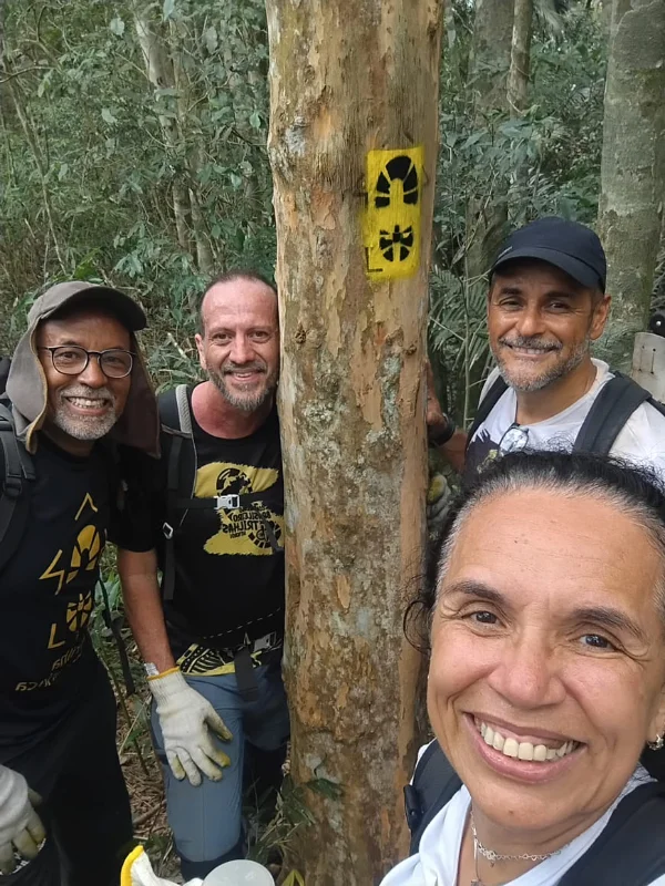 Luciana e equipe na Transcarioca em ações de sinalização, construção de aceiros preventivos de incêndios e ações de restauracao florestal