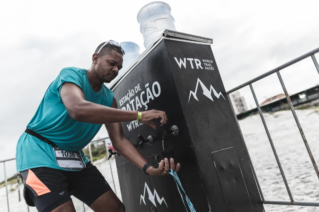 Atleta na WTR usando o copo colapsável dado na prova