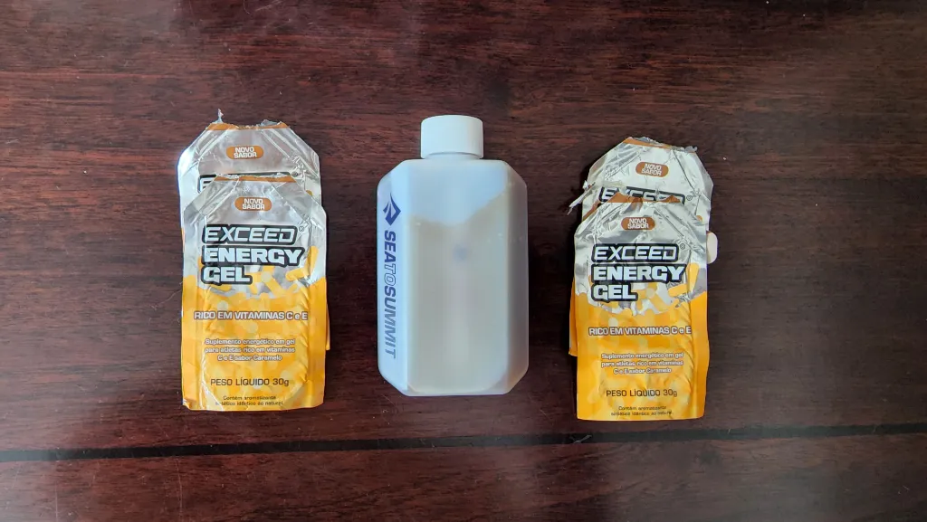 Organização do gel de carboidrato para eliminar as embalagens antes da prova