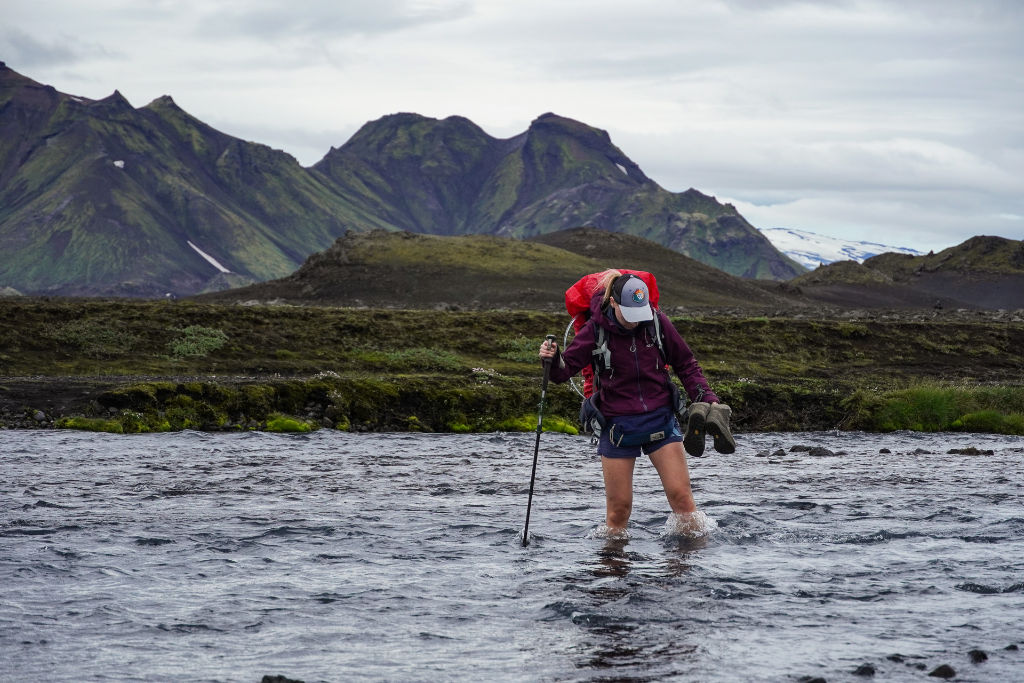 Travessia de rio durante a trilha Laugavegur