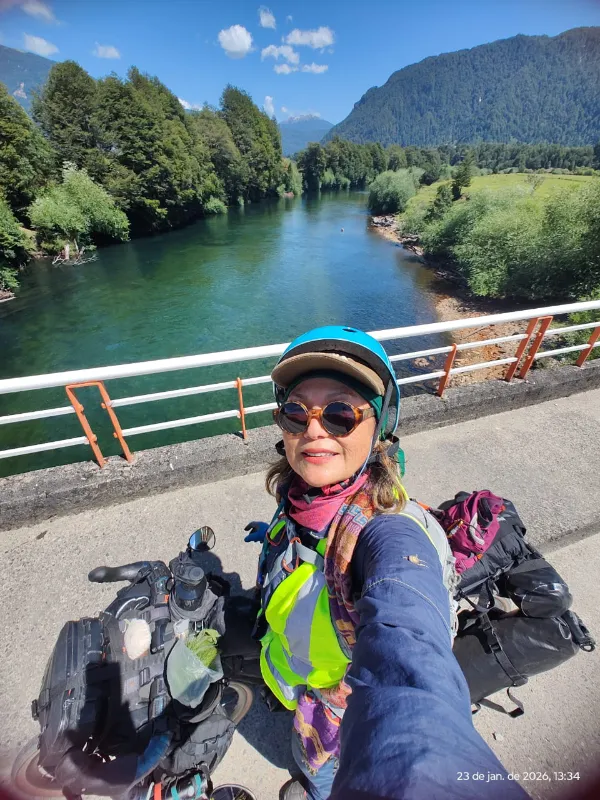 Suzi Saito equipada com retrovisor, colete e capacete