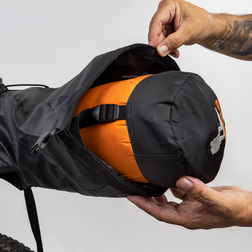 Bolsa de selim impermeável é Ideal para proteger itens importantes como seu saco de dormir e roupas