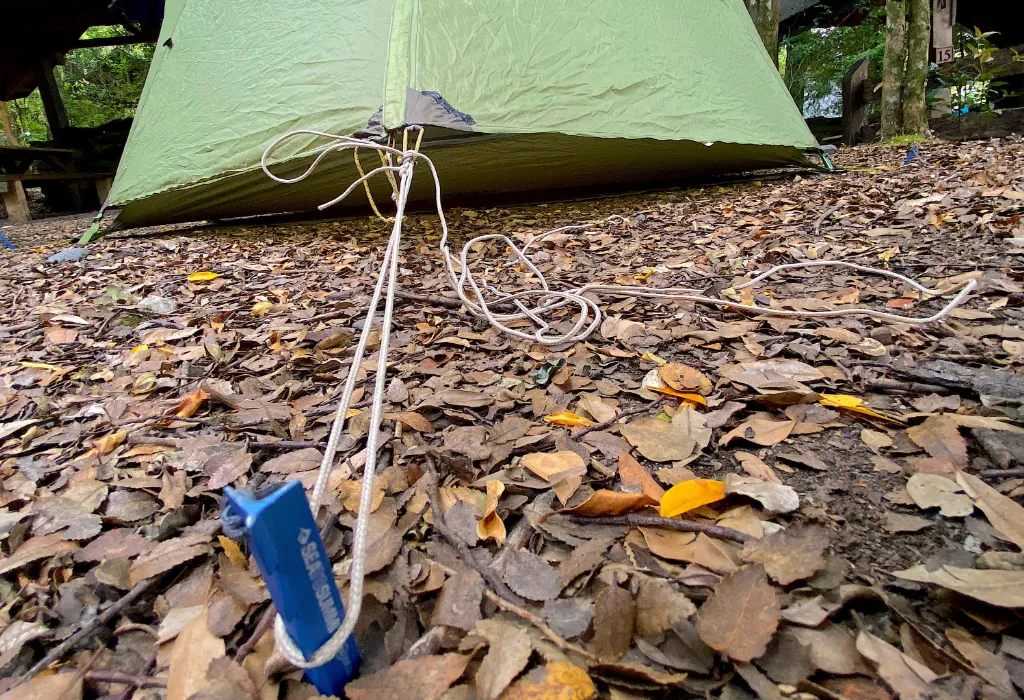 Espeque e cordim fixando a barraca de camping