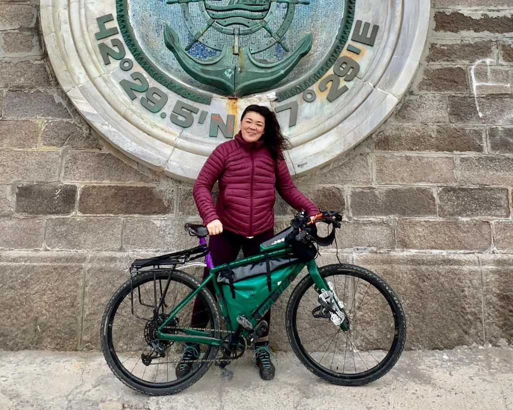 Dos ´Extremos das Américas´ para a Europa, a paulista Juli Hirata com a bike construída especialmente para ela