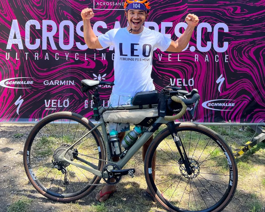 Leandro, o Léo, hoje tem girado o pedivela pelo mundo utilizando uma gravel