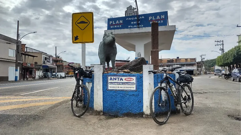 As mountain bikes equipadas com pneus 700x32, pois sabíamos que a maior parte do trajeto seria por asfalto