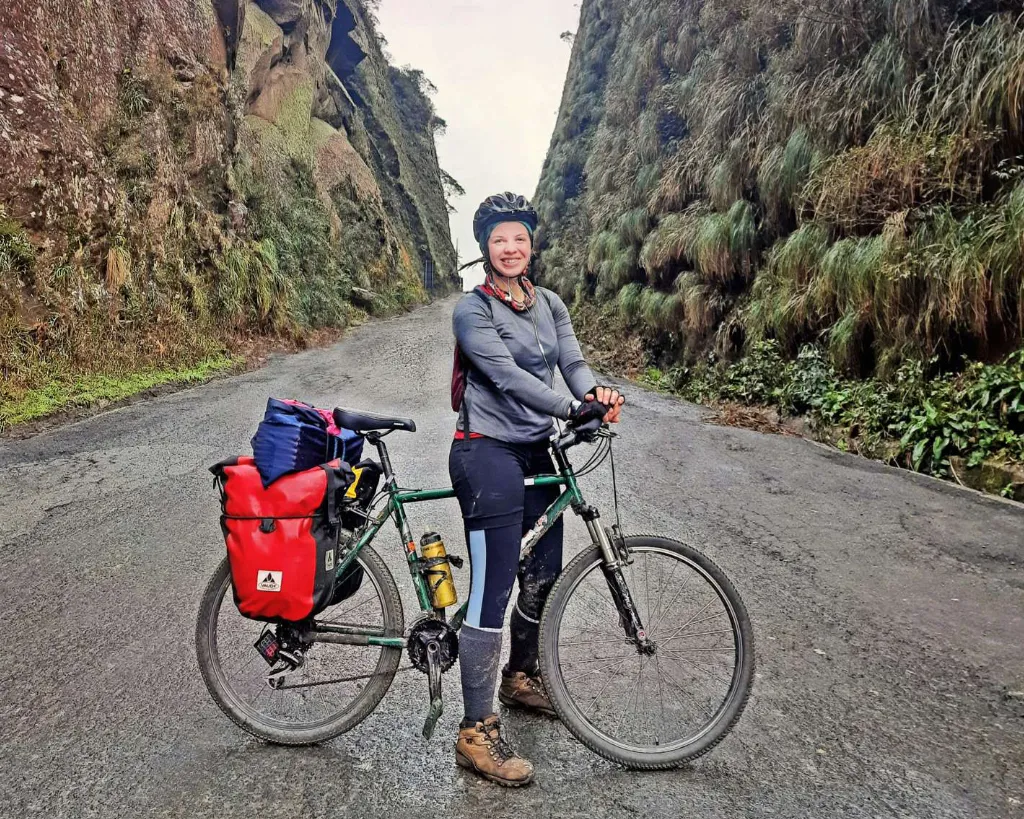Natachi Aventureira, paulista que tem explorado os mais belos cantinhos do sul do país com uma clássica Trek, dos anos 90